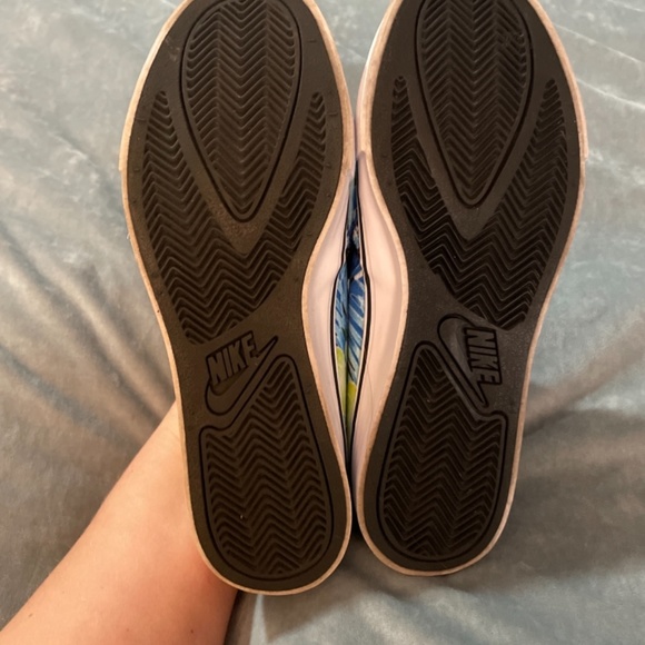 Woman’s Nike court royal slip on - Picture 3 of 3